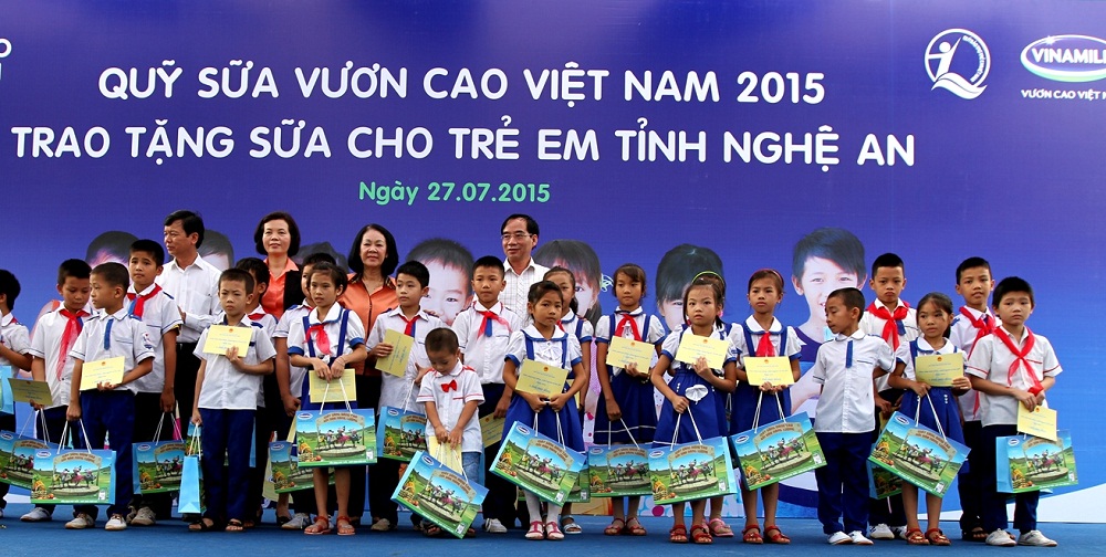 Vinamilk trao sữa cho trẻ em gia đ&igrave;nh ch&iacute;nh s&aacute;ch thuộc tỉnh Nghệ An