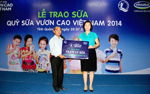 B&agrave; B&ugrave;i Thị Hương &ndash; Gi&aacute;m Đốc Đối Ngoại Vinamilk trao bảng sữa tượng trưng 72.270 ly sữa của Quỹ sữa Vươn Cao Việt Nam cho trẻ em tỉnh Quảng Trị