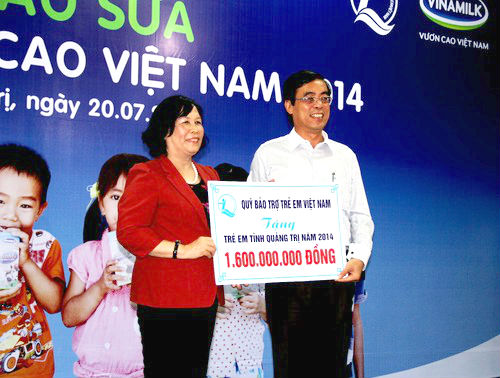 B&agrave; Phạm Thị Hải Chuyền Bộ trưởng Bộ Lao động &ndash; Thương binh v&agrave; X&atilde; hội, đại diện Quỹ Bảo trợ trẻ em Việt Nam thuộc Bộ LĐTB&XH trao tặng 1,6 tỷ đồng cho trẻ em c&oacute; ho&agrave;n cảnh kh&oacute; khăn, gia đ&igrave;nh ch&iacute;nh s&aacute;ch của tỉnh Quảng Trị trong năm 2014