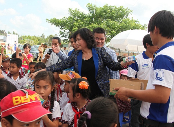 Ph&oacute; chủ tịch Quốc hội Nguyễn Thị Kim Ng&acirc;n trao sữa cho trẻ em tỉnh Bến Tre