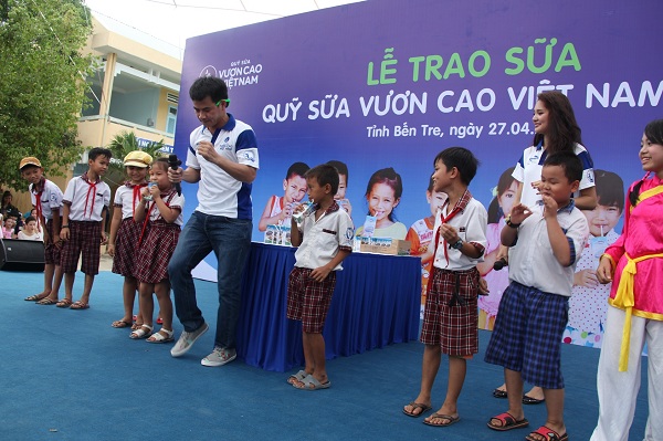 Trẻ em giao lưu c&ugrave;ng Xu&acirc;n Bắc