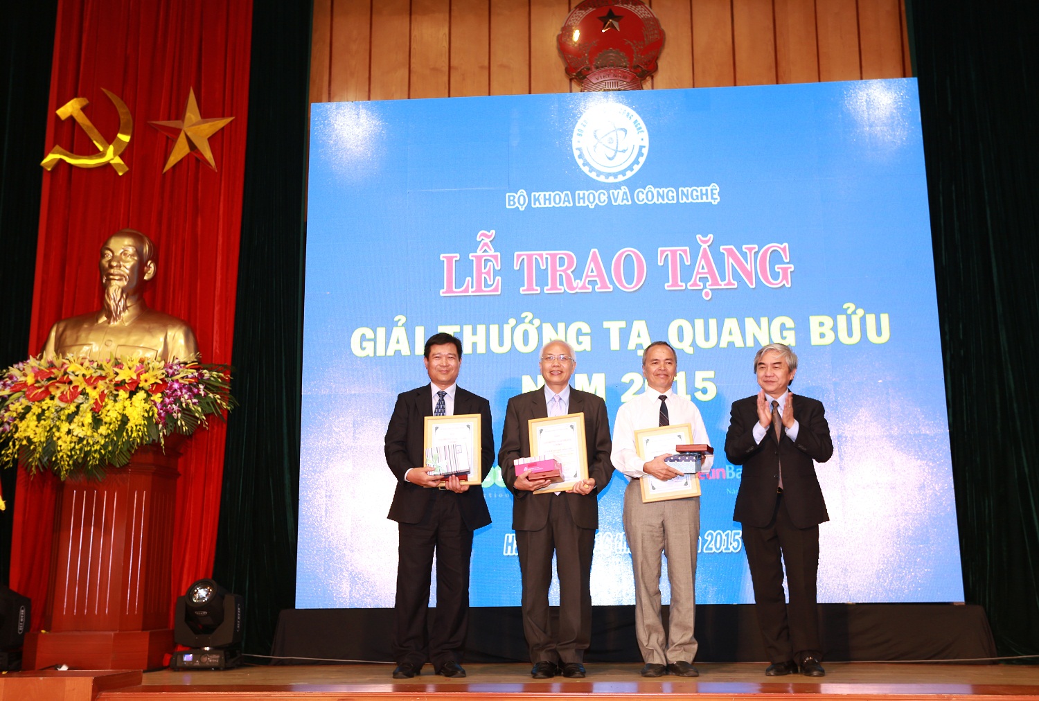 Bộ trưởng Bộ KH&CN Nguyễn Qu&acirc;n trao giải thưởng cho 3 nh&agrave; khoa học c&oacute; c&ocirc;ng tr&igrave;nh khoa học xuất sắc