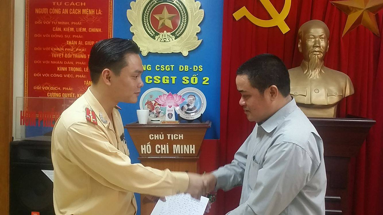 Thượng &uacute;y Nguyễn Tuấn Cường - Đội ph&oacute; Đội CSGT số 2 tiếp nhận thư cảm ơn của gia đ&igrave;nh chủ phương tiện bị mất cắp