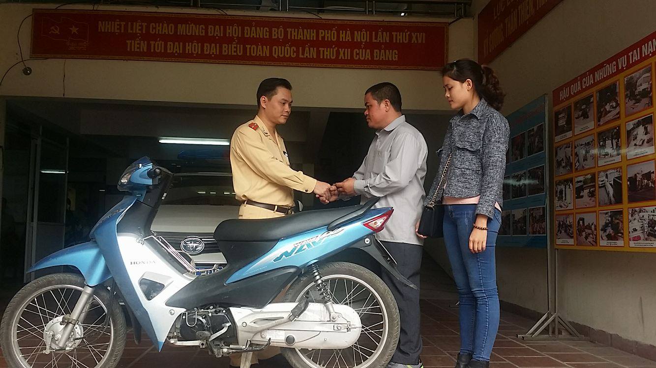 Chỉ huy Đội CSGT số 2 trao trả cho chủ xe bị mất cắp v&agrave;o s&aacute;ng 21/11