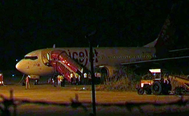 M&aacute;y bay của h&agrave;ng SpiceJet đang được sửa chữa sau khi ho&atilde;n chuyến bay do bị tr&acirc;u h&uacute;c