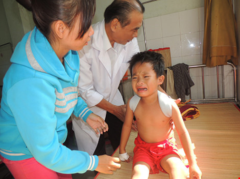 Người th&acirc;n v&agrave; b&aacute;c sĩ đang chăm s&oacute;c cho trẻ bị bạo h&agrave;nh tại bệnh viện