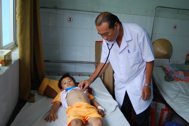 Trước đ&oacute; trẻ bị bạo h&agrave;nh cũng thường xuy&ecirc;n bị bố ruột đ&aacute;nh đập t&agrave;n bạo