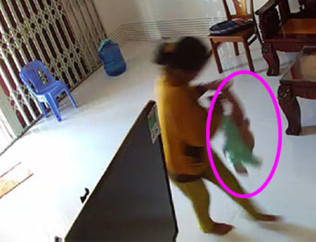 H&igrave;nh ảnh ch&aacute;u b&eacute; bị dốc ngược được cắt từ clip trẻ bị bạo h&agrave;nh tại nh&agrave; ri&ecirc;ng ở B&igrave;nh Thuận