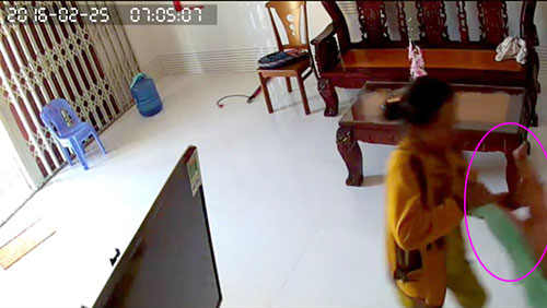 Clip trẻ bị bạo h&agrave;nh cho thấy người gi&uacute;p việc dạng ch&acirc;n ch&aacute;u b&eacute; ra v&agrave; lắc mạnh