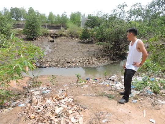Trẻ em chết đuối dưới con lạch gần nh&agrave;