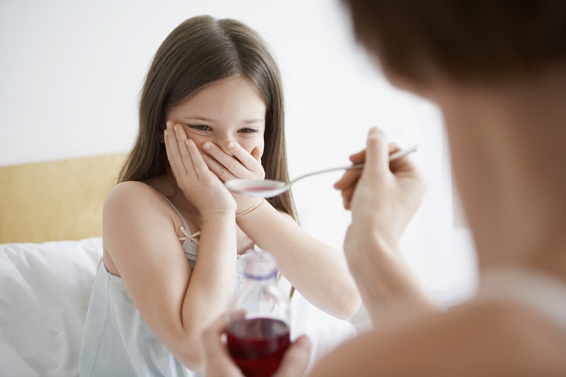 Từng xảy ra trường hợp trẻ l&ecirc;n cơn co giật, bị cảm c&uacute;m v&agrave; l&uacute; lẫn v&igrave; uống siro chữa ho qu&aacute; liều