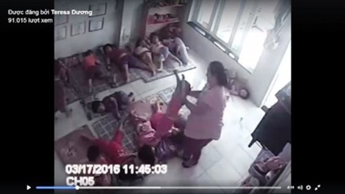 H&igrave;nh ảnh c&ocirc; gi&aacute;o đang mang bầu x&aacute;ch b&eacute; g&aacute;i trong đoạn clip trẻ mầm non bị bạo h&agrave;nh