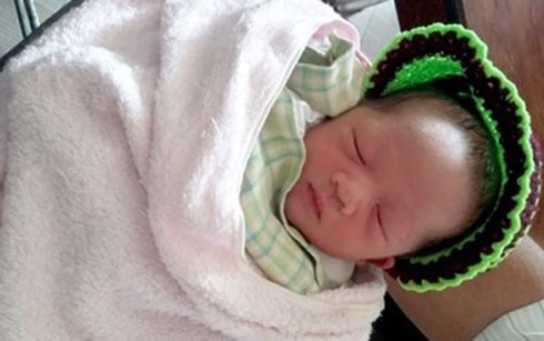b&eacute; trai sơ sinh bị bỏ rơi chưa cắt d&acirc;y rốn, kh&ocirc;ng mặc quần &aacute;o được quấn một khăn cũ kỹ.