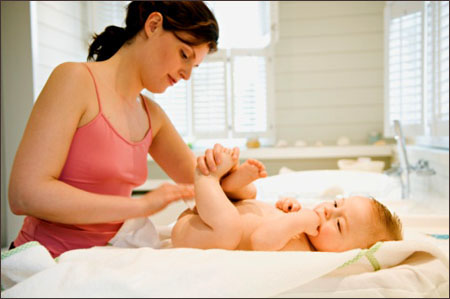 Để bỉm qu&aacute; 8 tiếng l&agrave;m ảnh hưởng tới trẻ sơ sinh