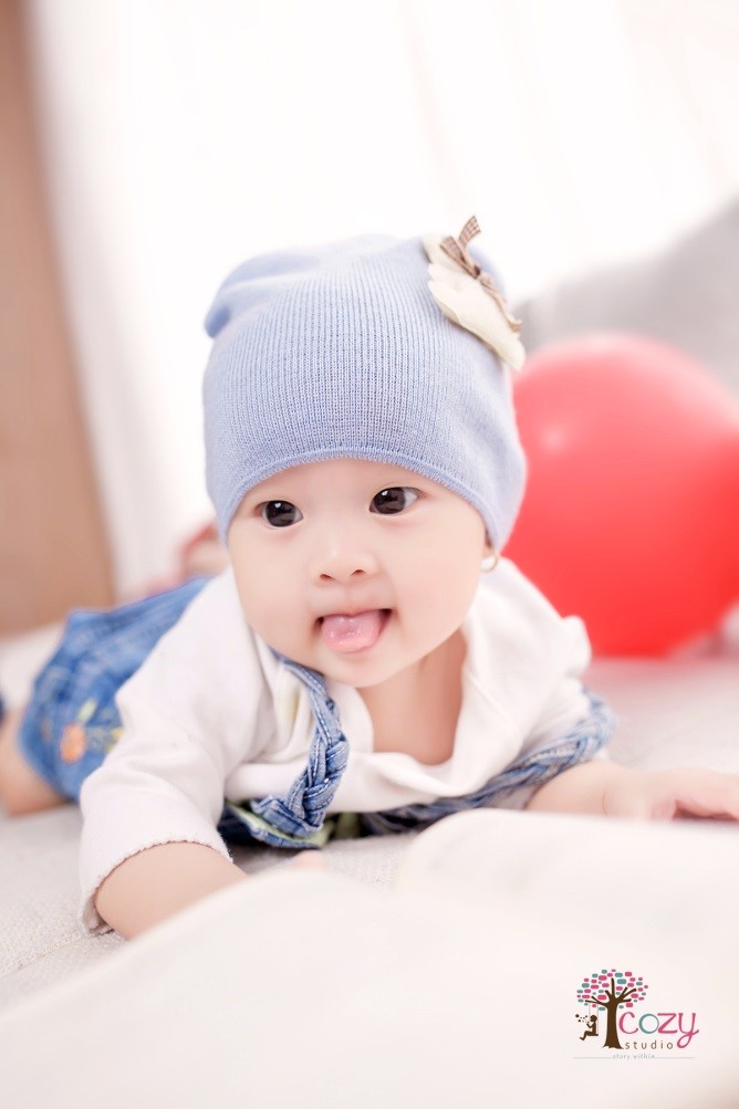Kỹ thuật chụp ảnh cho trẻ nhỏ cần ch&uacute; &yacute; c&uacute;i thấp xuống bằng với b&eacute; để bức ảnh đẹp hơn