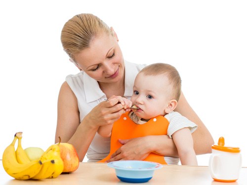 Sai lầm trong ăn uống n&ecirc;n tr&aacute;nh khi cho trẻ ăn dặm - ảnh 1