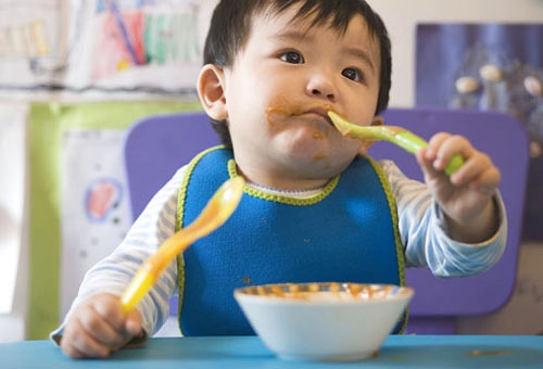 Sai lầm trong ăn uống n&ecirc;n tr&aacute;nh khi cho trẻ ăn dặm - ảnh 2