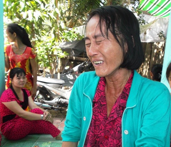Vợ nạn nh&acirc;n cho rằng chồng m&igrave;nh tự tử v&igrave; bị nghi đ&aacute;nh tr&aacute;o v&eacute; số tr&uacute;ng thưởng