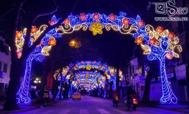 treo đ&egrave;n tr&ecirc;n phố Phan Đ&igrave;nh Ph&ugrave;ng