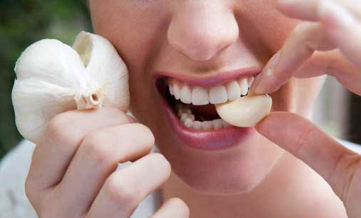 Ăn tỏi sống l&agrave; một c&aacute;ch để trị mụn n&oacute;i chung v&agrave; mụn bọc n&oacute;i ri&ecirc;ng