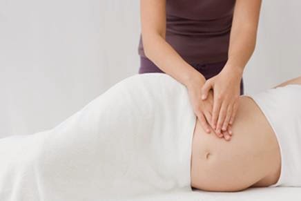 Massage v&agrave; x&ocirc;ng hơi đều đặn cũng l&agrave; một phương ph&aacute;p trị rạn da sau sinh hiệu quả