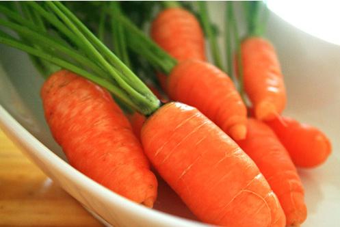 C&agrave; rốt chứa nhiều beta carotin, vitamin B9, carotene v&agrave; vitamin B1, vitamin B2, vitamin C