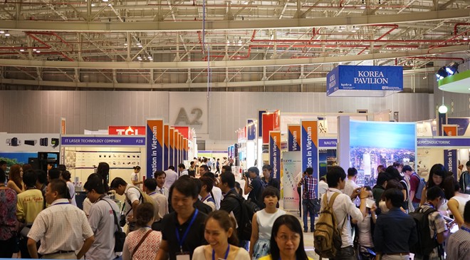 Kh&aacute;ch tham quan tại Chuỗi triển l&atilde;m quốc tế về C&ocirc;ng nghệ h&igrave;nh ảnh,  Thiết bị nghe nh&igrave;n (VIBA & VIPI Show) năm 2014