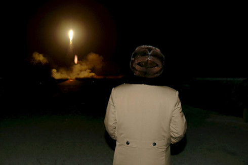 Kim Jong-un quan s&aacute;t một cuộc diễn tập ph&oacute;ng t&ecirc;n lửa đạn đạo