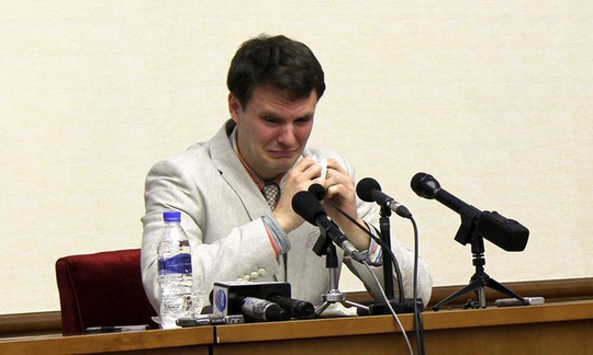 Otto Warmbier kh&oacute;c tại buổi họp b&aacute;o. Ảnh: Tass  