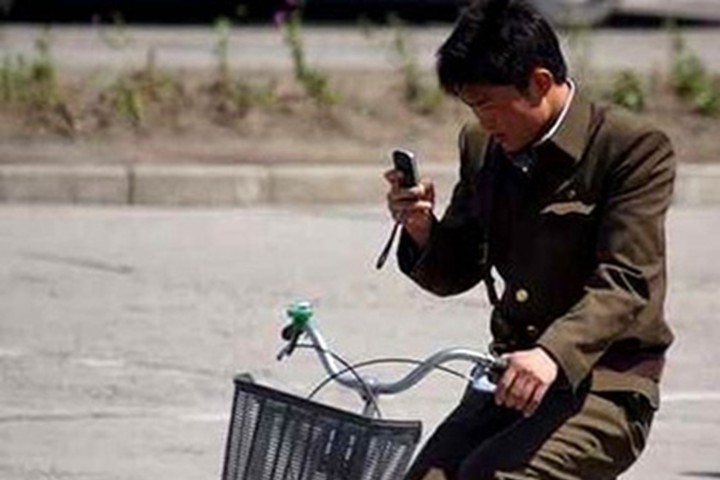 Người d&acirc;n Triều Ti&ecirc;n sẽ bị kết tội phản quốc nếu sử dụng điện thoại Trung Quốc