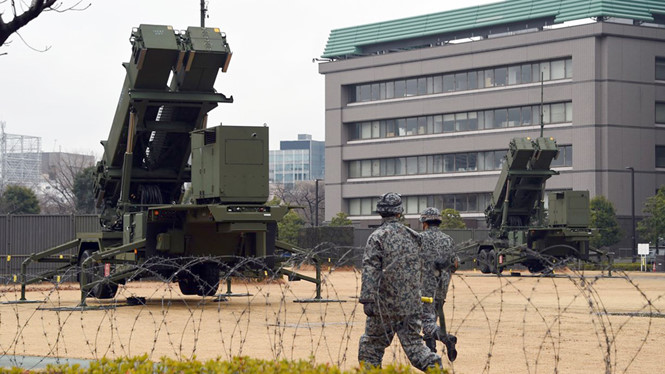 Hệ thống đ&aacute;nh chặn t&ecirc;n lửa Patriot trong khu&ocirc;n vi&ecirc;n Bộ Quốc ph&ograve;ng Nhật Bản ở Tokyo sẵn s&agrave;ng bắn hạ t&ecirc;n lửa đạn đạo Triều Ti&ecirc;n