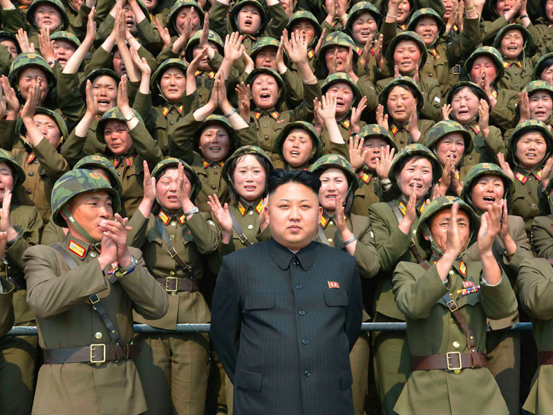Giới quan s&aacute;t quốc tế ngờ rằng Chủ tịch Triều Ti&ecirc;n Kim Jong Un đang ph&oacute;ng đại mối đe dọa từ b&ecirc;n ngo&agrave;i để củng cố nhuệ kh&iacute; trong nước