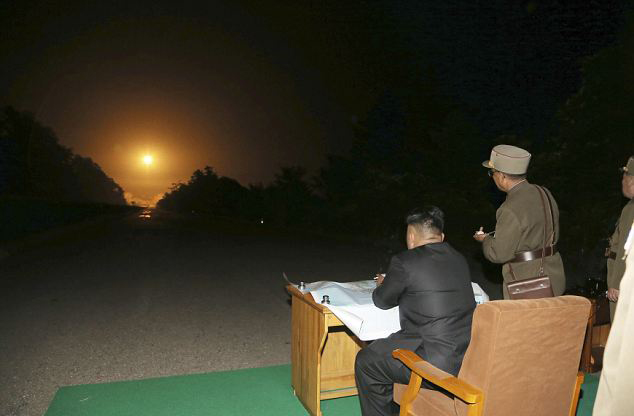Chủ tịch Triều Ti&ecirc;n Kim Jong Un quan s&aacute;t một vụ ph&oacute;ng t&ecirc;n lửa