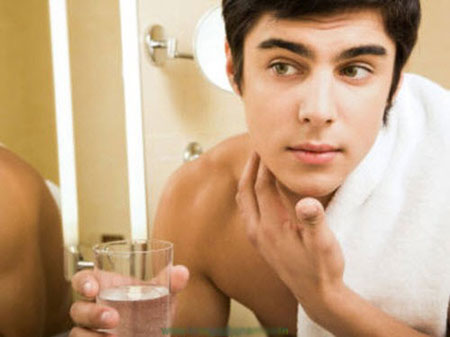 L&agrave;m đẹp bằng c&aacute;ch uống nhiều nước gi&uacute;p loại bỏ độc tố g&acirc;y ảnh hưởng l&agrave;n da của nam giới