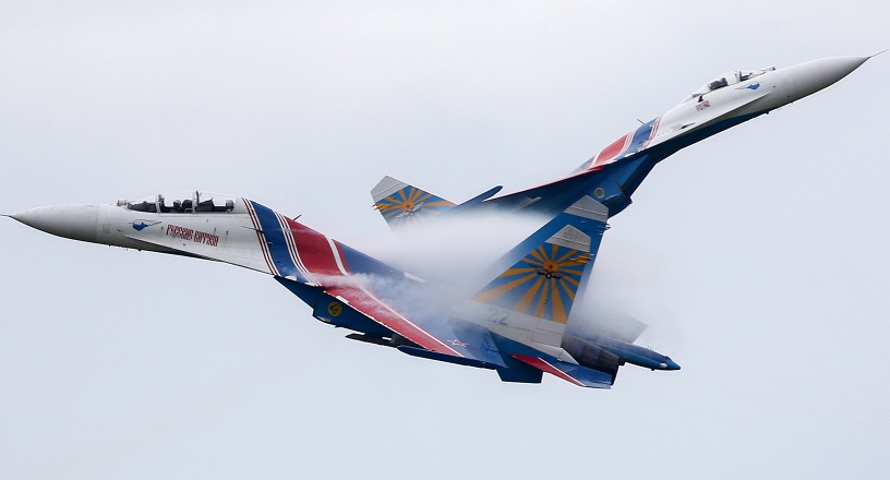 Màn trình diễn ấn tượng của hai chiếc chiến đấu cơ hạng nặng Sukhoi Su-27 tại lễ khai mạc International Army Games 2015. Ảnh Anton Novoderezhkin/TASS