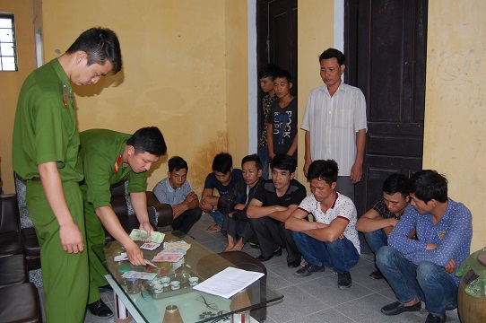 đ&aacute;nh bạc bị bắt