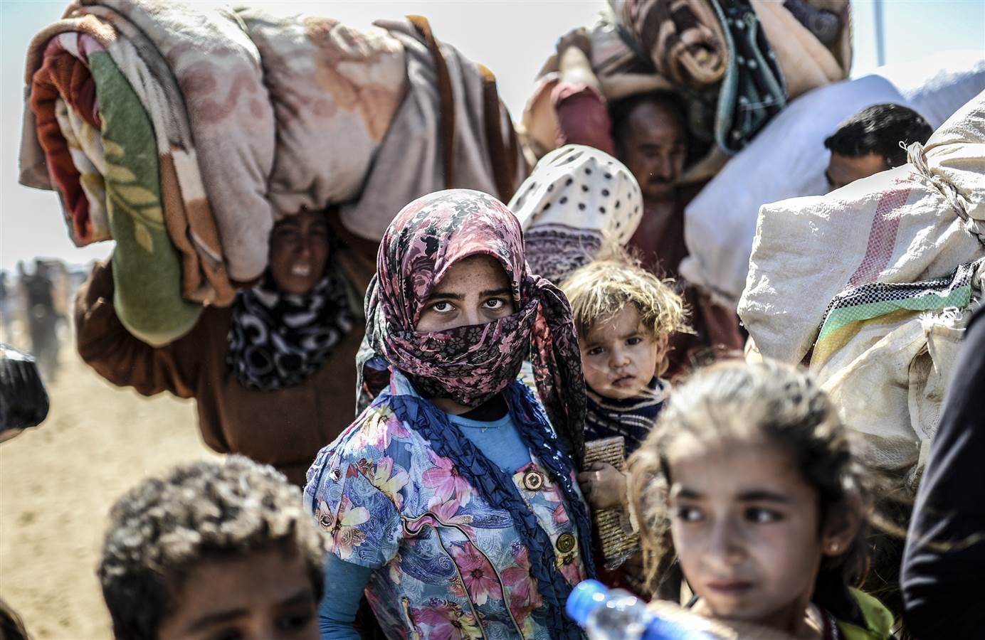 H&agrave;ng chục ng&agrave;n người Syria chạy trốn ISIS qua bi&ecirc;n giới Thổ Nhĩ Kỳ đổ x&ocirc; v&agrave;o c&aacute;c trại tị nạn. 