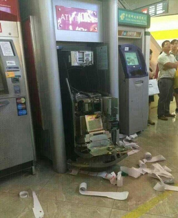 Hiện chưa r&otilde; số tiền bị trộm đi từ c&acirc;y ATM Vietcombank l&agrave; bao nhi&ecirc;u