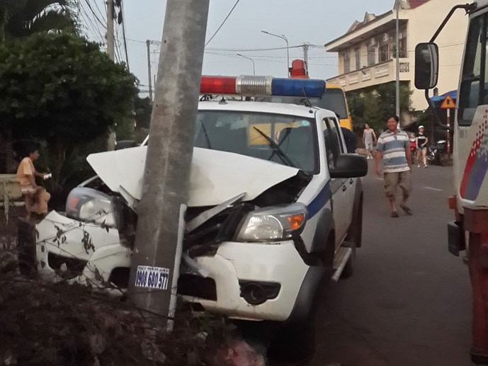 hiện trường vụ CSGT đuổi theo trộm ch&oacute; bị đ&acirc;m v&agrave;o cột điện