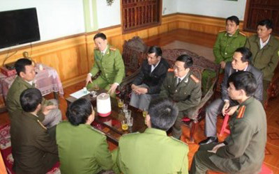L&atilde;nh đạo C&ocirc;ng an tỉnh Nghệ An thăm, động vi&ecirc;n v&agrave; trao tiền hỗ trợ cho nạn nh&acirc;n