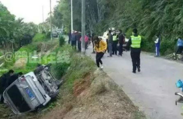Chi&ecirc;́c xe của nhóm tr&ocirc;̣m chó bị l&acirc;̣t tại nơi xảy ra vụ vi&ecirc;̣c 