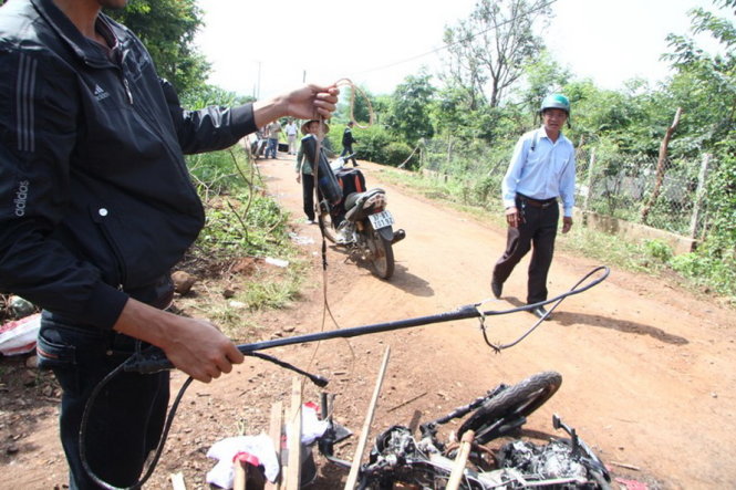 Chiếc th&ograve;ng lọng độ chế v&agrave; cục pin để gắn tạo th&agrave;nh roi điện bắt ch&oacute; tại hiện trường nghi &aacute;n d&acirc;n l&agrave;ng đ&aacute;nh chết trộm ch&oacute;