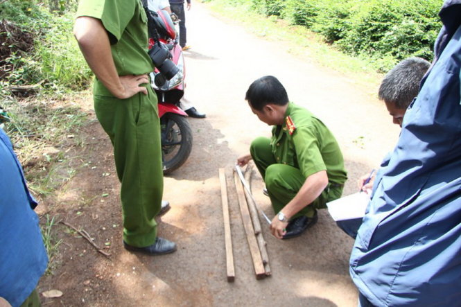 Gậy gộc c&ocirc;ng an thu giữ được tại hiện trường nghi &aacute;n trộm ch&oacute; bị đ&aacute;nh chết