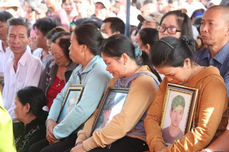 Người th&acirc;n &ocirc;m di ảnh của những người bị bọn trộm ch&oacute; giết người đến tham dự phi&ecirc;n t&ograve;a x&eacute;t xử