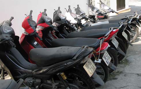 Các đối tượng đã cả gan trộm xe máy ngay trong trụ sở công an Các đối tượng đã cả gan trộm xe máy ngay trong trụ sở công an