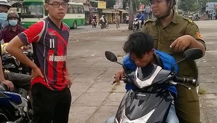 T&ecirc;n trộm xe m&aacute;y bị người d&acirc;n t&oacute;m gọn tại Tp.HCM