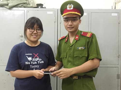 Đại diện C&ocirc;ng an phường H&agrave;ng Đ&agrave;o trao trả t&agrave;i sản cho bị hại