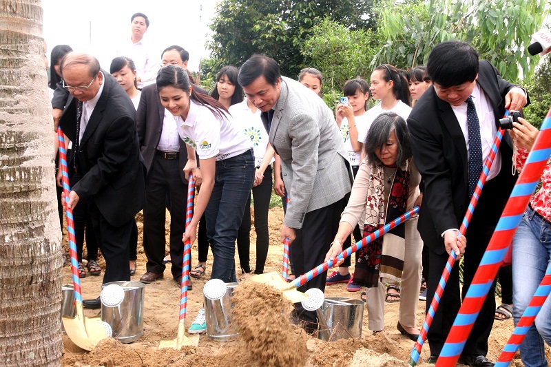 Hoa hậu Ngọc H&acirc;n, đại sứ thiện ch&iacute; của chương tr&igrave;nh Quỹ 1 triệu c&acirc;y xanh cho Việt Nam tham gia trồng c&acirc;y c&ugrave;ng c&aacute;c đại biểu
