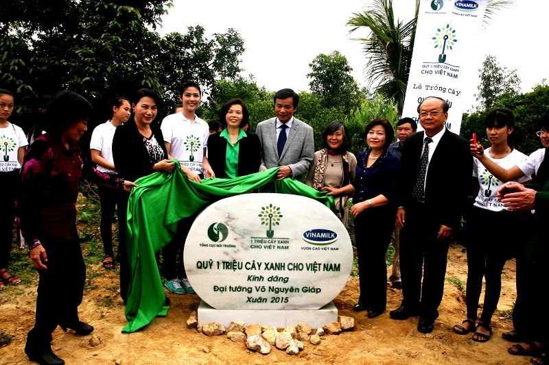 C&aacute;c đại biểu thực hiện nghi thức đặt phiến đ&aacute; lưu niệm của chương tr&igrave;nh Quỹ 1 triệu c&acirc;y xanh cho Việt Nam k&iacute;nh d&acirc;ng l&ecirc;n Cố Đại tướng