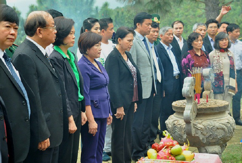 B&agrave; Nguyễn Thị Kim Ng&acirc;n, Ủy vi&ecirc;n Bộ ch&iacute;nh trị - Ph&oacute; chủ tịch Quốc Hội nước CHXHCN Việt Nam v&agrave; Quỹ 1 triệu c&acirc;y xanh cho Việt Nam c&ugrave;ng d&acirc;ng hương v&agrave; hoa tại mộ Đại tướng V&otilde; Nguy&ecirc;n Gi&aacute;p